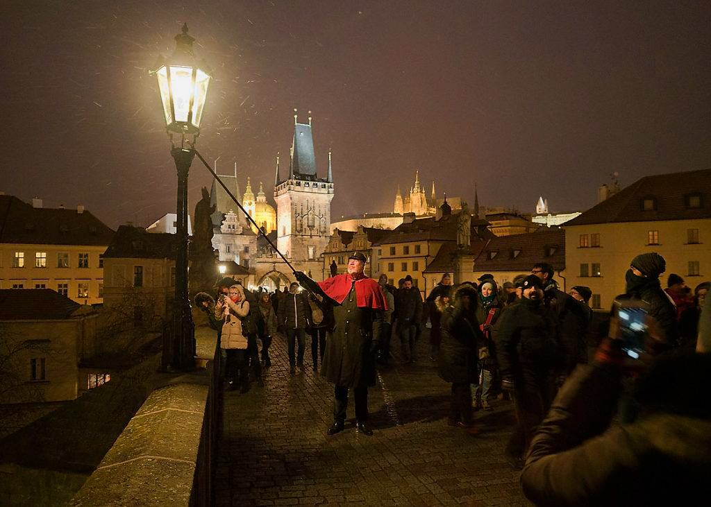 Красивая традиция: фонарщик вернулся на Карлов мост